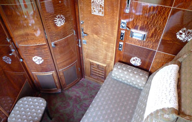 Sleeper compartment, corridor side