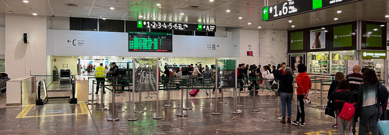 X-ray baggage check at access to platforms 1-6, Barcelona Sants