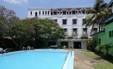 Queen's Hotel Kandy:  the swimming pool