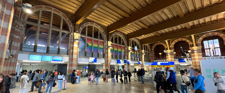 Amsterdam Centraal main passage under the tracks