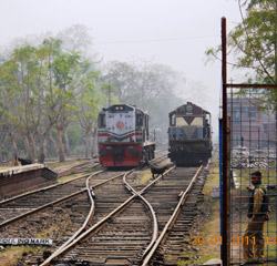 Maitree Express from Dhaka to Kolkata swaps engines at the border.