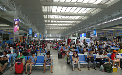 Shanghai Hongqiao station departures hall